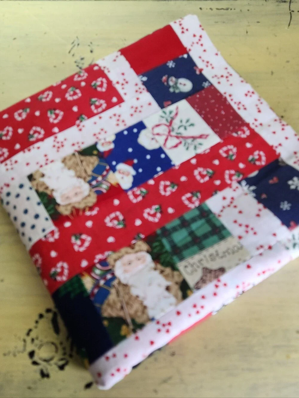 🎄 Cozy Up Your Holidays with this Handmade Christmas Quilt! 🎄
